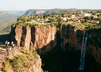 O acesso à Chapada dos Guimarães é feito pela rodovia MT-251, em um trajeto de aproximadamente uma hora partindo de Cuiabá. / Imagem ilustrativa