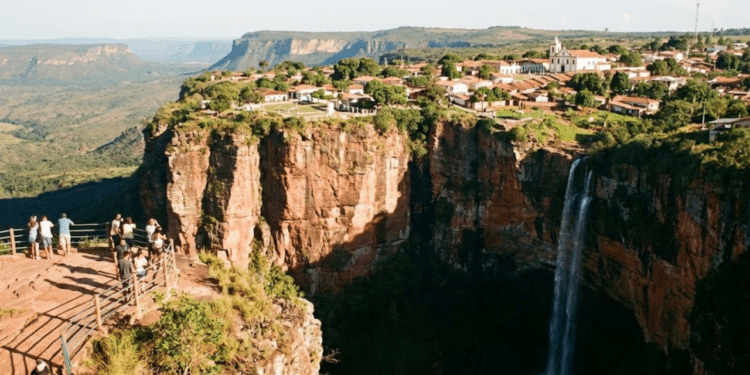 O acesso à Chapada dos Guimarães é feito pela rodovia MT-251, em um trajeto de aproximadamente uma hora partindo de Cuiabá. / Imagem ilustrativa