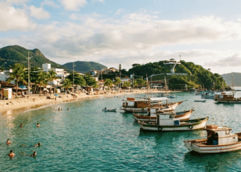 Bombinhas destaca-se pela geografia privilegiada que favorece o encontro de correntes marinhas, gerando uma biodiversidade única. / Imagem ilustrativa