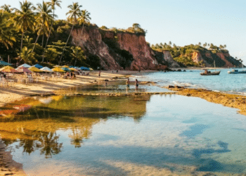 A praia do Nordeste conhecida pelo “efeito espelho” nas águas calmas revela piscinas naturais surpreendentes