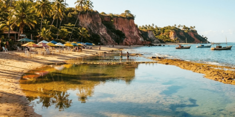 A praia do Nordeste conhecida pelo “efeito espelho” nas águas calmas revela piscinas naturais surpreendentes
