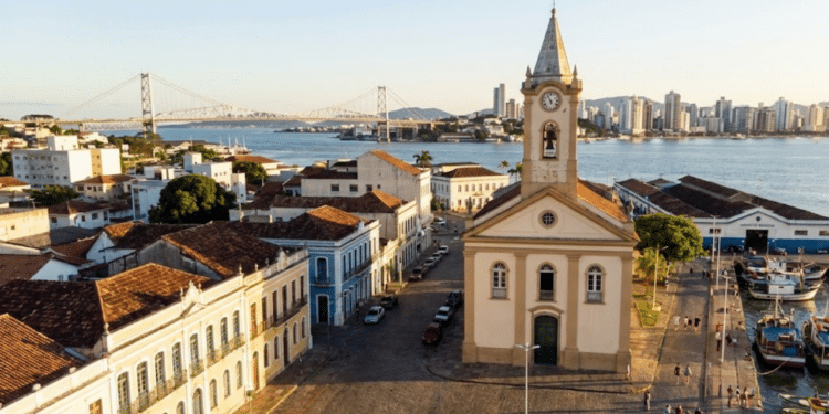 Fundada em 1750, essa cidade separada apenas por pontes da capital de SC está conquistando com qualidade de vida