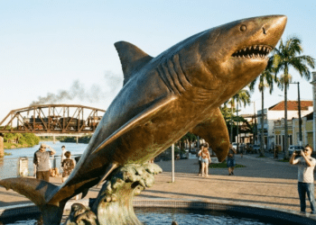A "Cidade Azul" é conhecida pelas águas hidrominerais curativas que brotam do solo a 37 °C e um rio famoso que dá seu nome