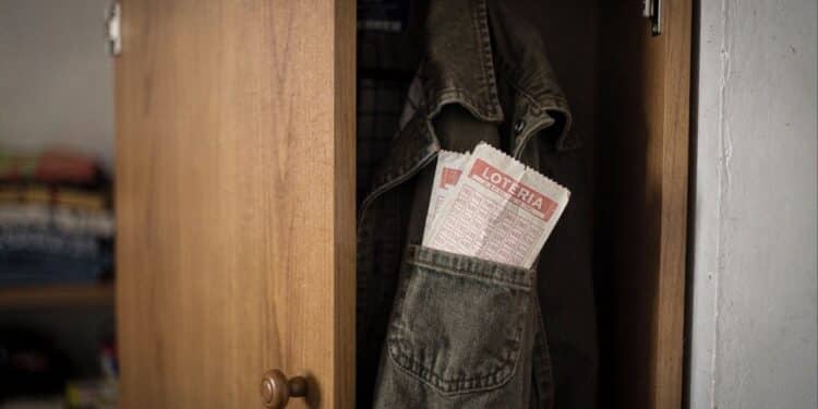 Bilhete esquecido no bolso de uma jaqueta rende R$ 93 milhões e homem resgata no último dia do prazo