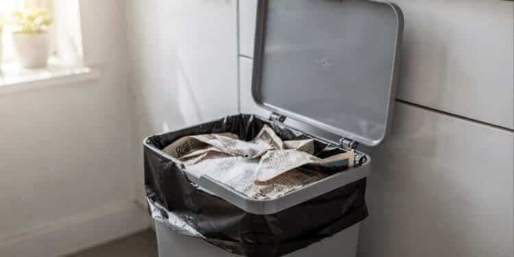 Nem desinfetante, nem gel perfumado: esse truque com jornal e óleo essencial deixa o lixo da cozinha sem odor