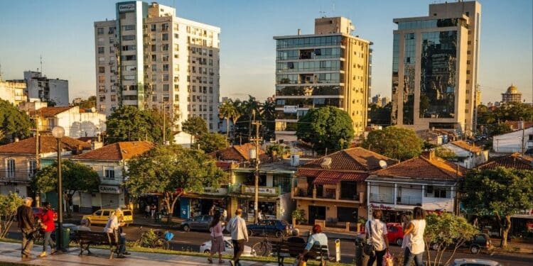 Quanto custa morar na capital do Paraguai em 2026: renda mínima exigida é menor do que muitos brasileiros imaginam
