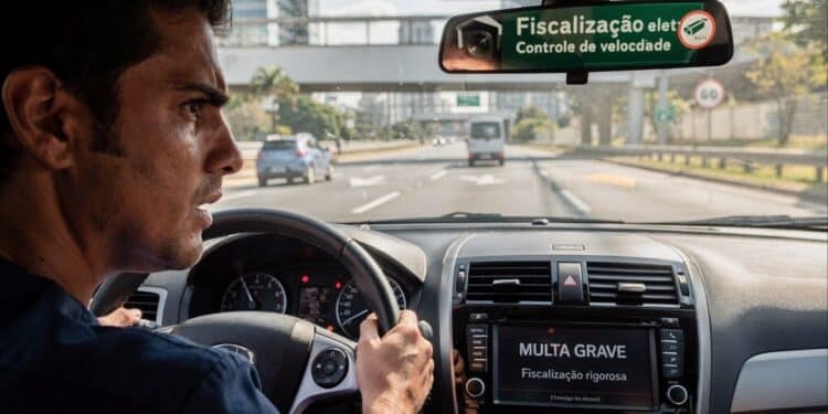 4 leis de trânsito sem tolerância que podem suspender sua CNH na hora e ainda multa R$ 2.934,70 em 2026