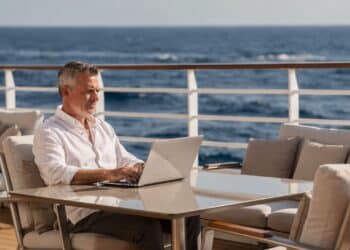 O "Super Mario" vive em cruzeiros há 25 anos, gasta cerca de US$ 100 mil por ano e elimina contas de luz, água e impostos