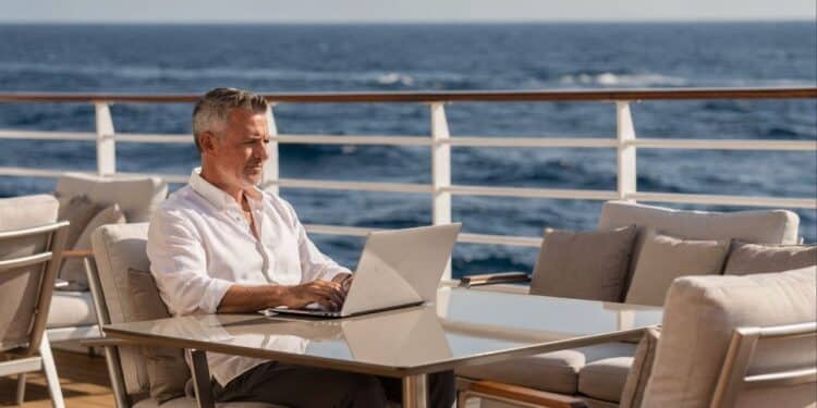 O "Super Mario" vive em cruzeiros há 25 anos, gasta cerca de US$ 100 mil por ano e elimina contas de luz, água e impostos