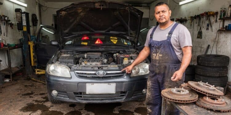 5 sinais de que seu carro precisa de revisão e como R$ 300 evitam prejuízos acima de R$ 5.000 nesse início de 2026