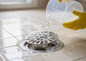 Essa mistura com água sanitária limpa ralos, elimina o mau cheiro e ainda evita fungos e entupimentos na sua casa