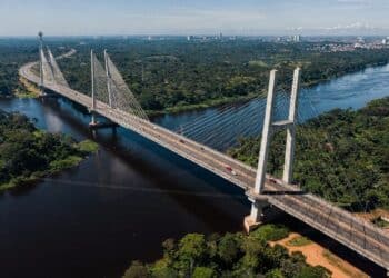 Com 3,6 km de extensão, a Ponte Rio Negro desafia a engenharia com soluções para o clima amazônico extremo