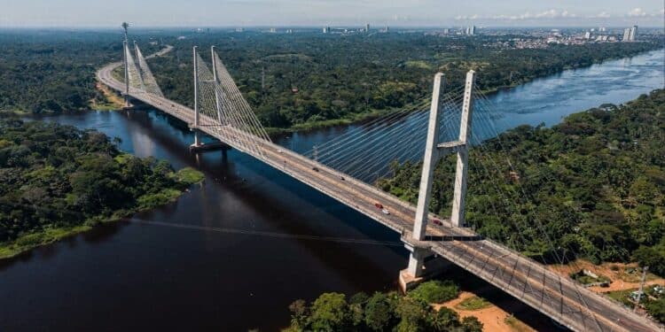 Com 3,6 km de extensão, a Ponte Rio Negro desafia a engenharia com soluções para o clima amazônico extremo
