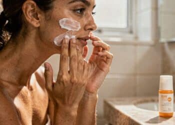 Novo protetor solar promete proteger a pele e reduzir manchas por menos de R$ 40