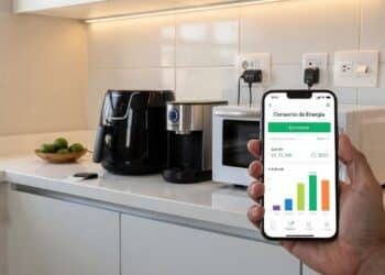 Essa tomada inteligente controla o consumo da air fryer, corta o gasto escondido e ajuda a baixar sua conta de luz todo mês