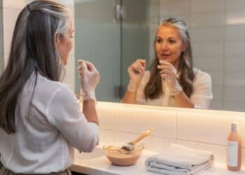 Tonalizantes para cabelos grisalhos em 2026 eliminam o amarelado e garantem efeito platinado a partir de R$ 35