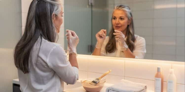 Tonalizantes para cabelos grisalhos em 2026 eliminam o amarelado e garantem efeito platinado a partir de R$ 35