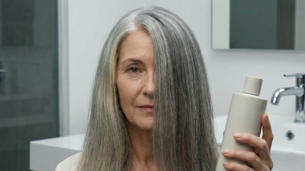 5 shampoos baratos que ajudam a cobrir cabelos brancos sem carregar os fios com química agressiva