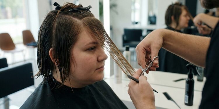 Os melhores cortes de cabelo para valorizar o rosto redondo e harmonizar os traços