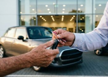 Idosos podem adquirir carros com preço reduzido após nova lei que amplia benefícios no Brasil