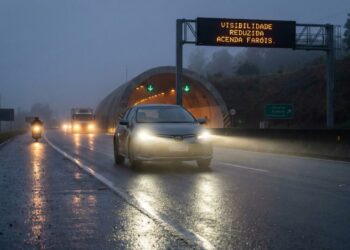 Lei do Farol passa a valer no país e muda regras importantes para motoristas