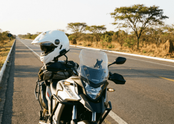 Saiba o que significa quando um capacete estiver apoiado no retrovisor de uma moto parada na estrada