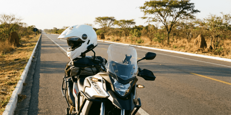 Saiba o que significa quando um capacete estiver apoiado no retrovisor de uma moto parada na estrada