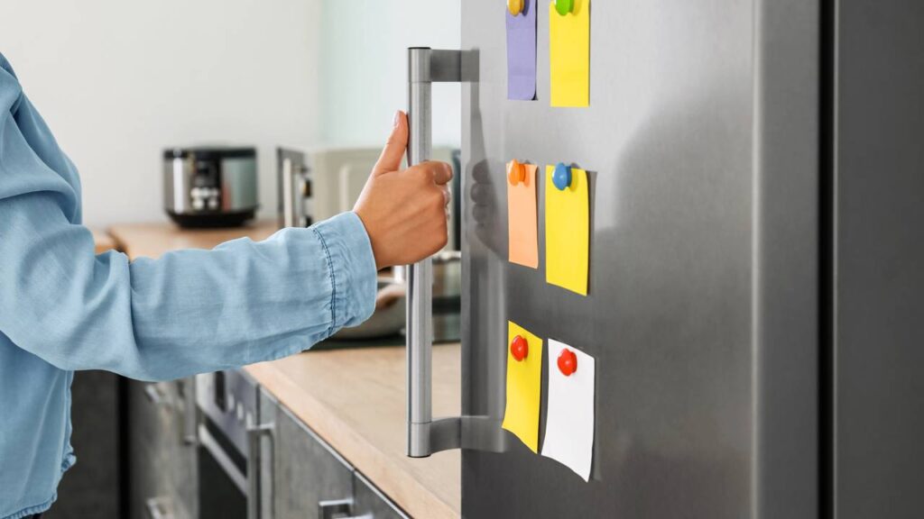 Adeus desperdício na conta de luz: essa é a forma mais fácil de economizar com a geladeira ligada o tempo inteiro