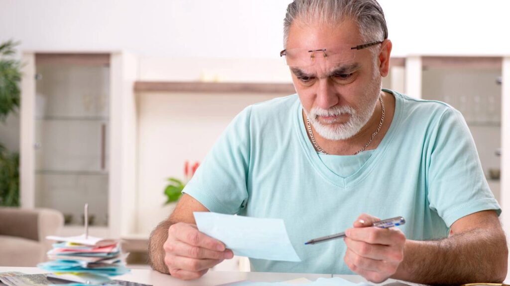 Lei que facilita o perdão de dívidas para idosos com mais de 60 anos traz alívio financeiro