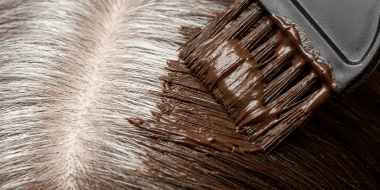 Macro de pincel aplicando tinta cremosa com cobertura total de brancos