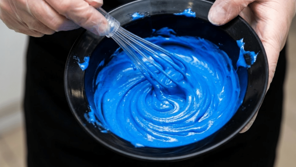 Mãos preparando mistura de máscara pigmentante vibrante em um bowl