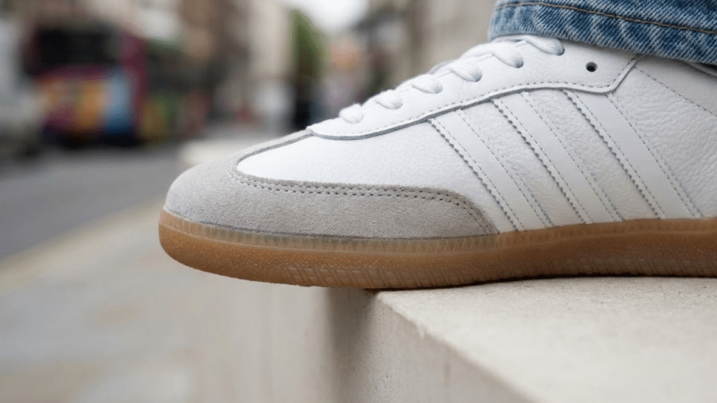 Detalhe macro das texturas de couro e camurça do Adidas Samba