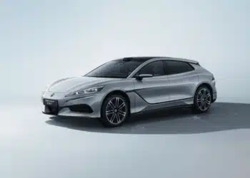 Primeiro Denza Z9 GT chega ao Brasil com promessa de até 1.000 km e chama atenção no mercado premium