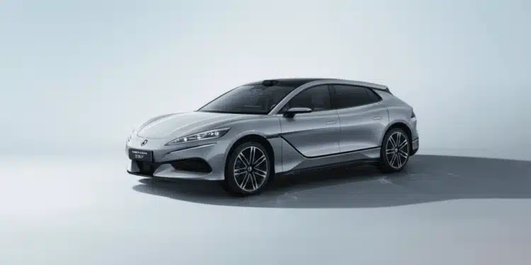 Primeiro Denza Z9 GT chega ao Brasil com promessa de até 1.000 km e chama atenção no mercado premium