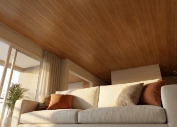 Sala chique com teto vinílico amadeirado perfeito, sem sujeira e com luz da tarde