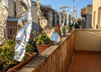 Use papel-alumínio para criar uma barreira visual na sua sacada