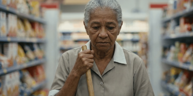 Funcionária de 67 anos ganha R$ 25 mil após sofrer etarismo no trabalho