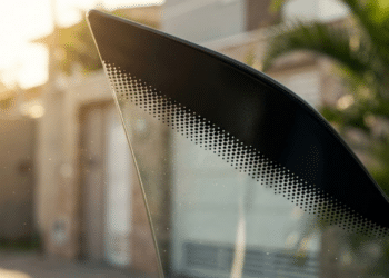 Destaque macro do gradiente cerâmico sob o sol tropical dourado