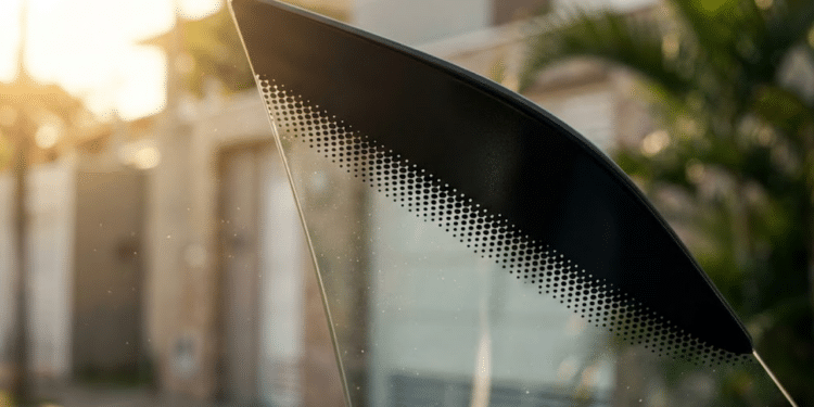 Destaque macro do gradiente cerâmico sob o sol tropical dourado