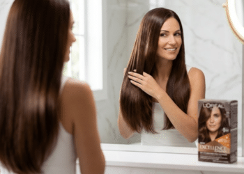 Mulher admirando brilho e cobertura total de fios brancos no espelho