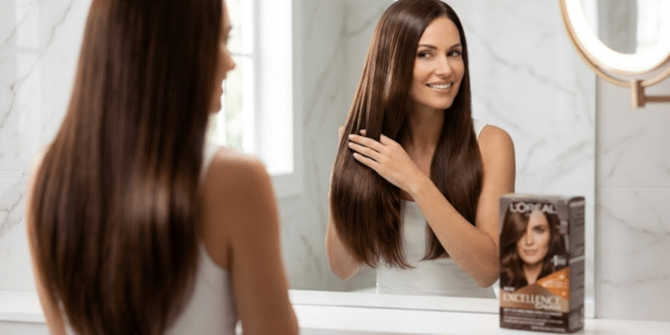 Mulher admirando brilho e cobertura total de fios brancos no espelho