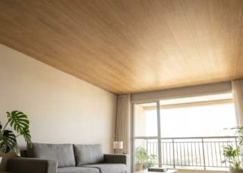 Sala moderna com forro vinílico amadeirado sob luz natural