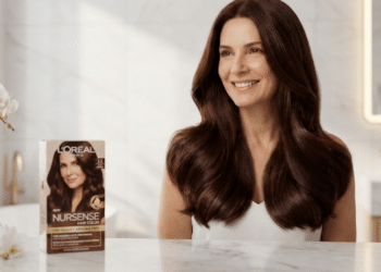 Mulher exibindo cobertura perfeita e brilho intenso após coloração