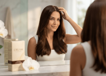 Mulher com cabelos brilhantes e couro cabeludo saudável após tintura