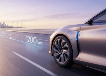 Lexus futurista em estrada costeira ao amanhecer com luzes azuis