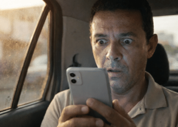 Homem surpreso após receber transação milionária no banco