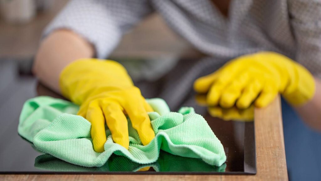 Nem sabão forte, nem esponja de aço: esses cuidados mantêm o vidro do seu fogão por indução como novo