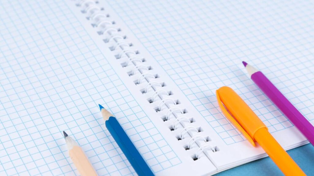 Página de caderno com textura de papel pautado como fundo