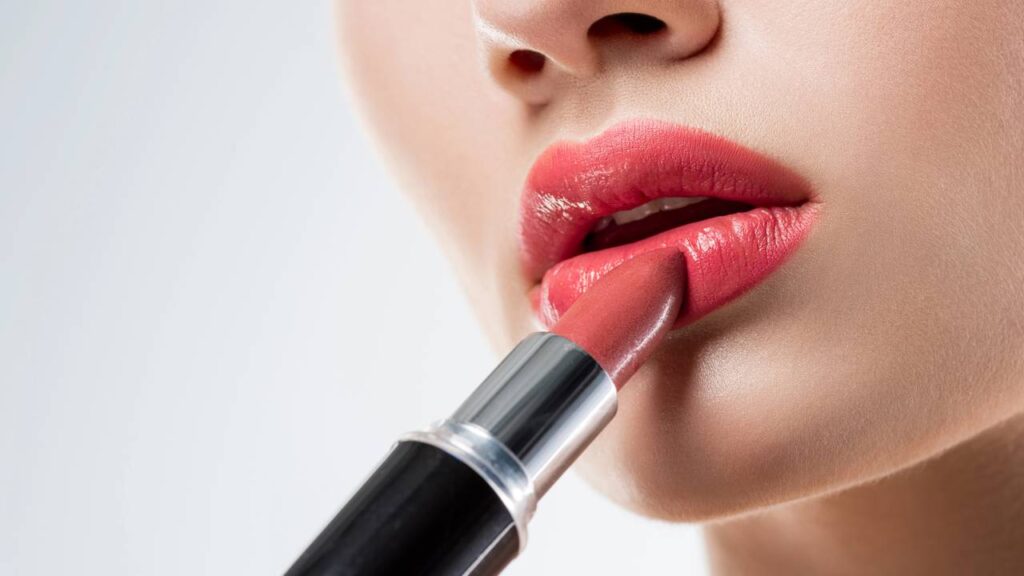 3 batons com efeito lifting que deixam lábios 50+ mais lisos e com aparência rejuvenescida