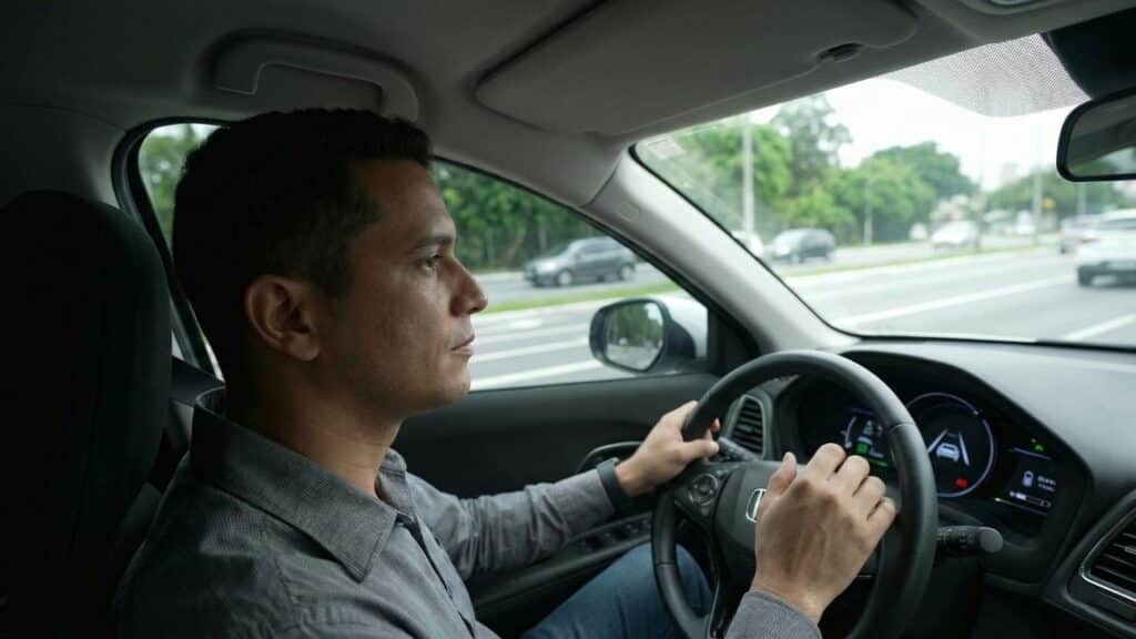 Projeto de lei propõe dividir CNH entre motoristas de veículos manuais e automáticos no Brasil